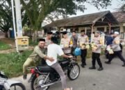 Indahnya Berbagi, Kapolres Pidie Jaya dan Polsek Ulim Bagikan Takjil untuk Masyarakat
