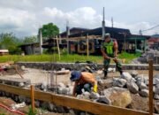 Babinsa Koramil 03/Pegasing Bantu Warga Membangun Rumah di Desa Berawang Baro