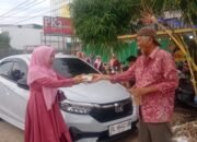 Ketua Arisan Mami Heppy Membagikan Ratusan Paket Takjil Kepada Masyarakat