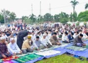 Bupati Armia Pahmi Kembali Melakukan Tradisi Lama Dengan Melaksanakan Solat Aidil Fitri Di Lapangan Pendopo