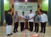 Bupati Aceh Tamiang Menyerahkan Surat Hibah Tanah Pembangunan Gedung Pusat Pelayanan Haji Terpadu Kepada Kepala Kemenag