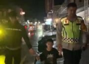 Dipertemukan Kapolres, Azza Yang Sempat Hilang Kembali Pada Keluarganya