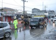 Di Guyur Hujan Saat Padat Arus Mudik Di Jalur Wisata Hari Ke Enam, Polisi Maksimalkan Pelayanan