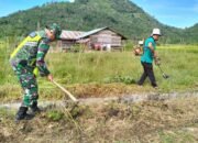 Babinsa Koramil 07/Atu Lintang Bersama Warga Gotong Royong Bersihkan Parit di Desa Tanoh Abu