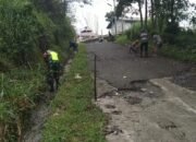 Babinsa Koramil 09/Ketol Laksanakan Gotong Royong Bersama Warga Desa Burlah