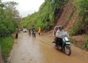 Respon Cepat, Polsek Celala Datangi Lokasi Tanah Longsor di Jalan Uning-Pamar