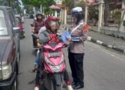 Tingkatkan Kesadaran, Satlantas Gencar Sosialisasi Disertai Pembagian Buku