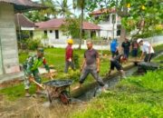 Babinsa Koramil 08/Rantau Bersama Masyarakat Melakukan Gotong Royong Membersihkan Saluran Parit