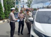Tingkatkan Kesadaran Berlalulintas, Satlantas Gencar Lakukan Sosialisasi Disertai Pemberian Buku Dan Stiker