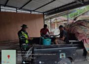 Babinsa Koramil 09/Ketol Jalin Komsos dengan Warga Pengepul Alpukat di Desa Blang Mancung