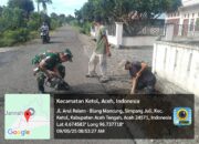 Babinsa Koramil 09/Ketol Bantu Warga Pasang Pipa Air Bersih di Desa Simpang Juli