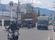Nekat! Truk Fuso Lawan Arus di Simpang Perumnas Aceh Tengah, Nyaris Timbulkan Kecelakaan
