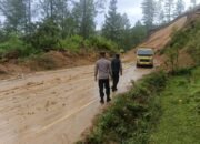Kapolsek Linge dan Personel Lakukan Pengamanan dan Penanganan Longsor di Jalur Nasional Takengon-Blang Kejeren
