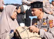 Hangatnya Jumat Barokah: Warga Kampung Remesen Tersenyum, Polisi Hadir Membawa Harapan