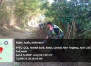 Babinsa Koramil 09/Ketol Bersama Warga Laksanakan Gotong Royong Perbaikan Jalan di Desa Pondok Balik