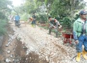 Babinsa Koramil 06/Jagong Gotong Royong Bersama Warga Perbaiki Jalan ke Perkebunan