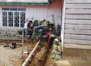 Babinsa Koramil 06/Jagong Gotong Royong Bersama Warga Perbaiki Saluran Air