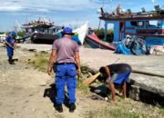 Sambut Hari Bhayangkara ke-79, Satpolairud Polres Pidie Bersihkan Lingkungan Gampong