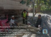 Babinsa Koramil 09/Ketol Bantu Warga Bangun Pondasi Pagar Menasah di Desa Cangduri