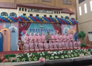 Kapolres Lhokseumawe dan Ketua Yayasan Kemala Bhayangkari Hadiri Pelepasan Siswa TK Kemala Bhayangkari 11 Lhokseumawe