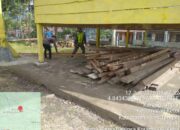 Babinsa Koramil 09/Ketol Gelar Gotong Royong Bersihkan Halaman Masjid Menyambut Kunjungan Menteri Kehutanan