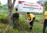 Polres Pidie Gelar Bakti Religi, Gotong Royong Bersihkan Pemakaman di Gampong Meunasah Peukan