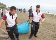 Peringati Hari Bhayangkara ke-79, Polres Pidie Jaya Gelar Aksi Bersih Pantai dan Bakti Sosial