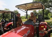 Dukung Program Swasembada Pangan, Wali Kota Lhokseumawe Serahkan Traktor dan Benih ke Petani