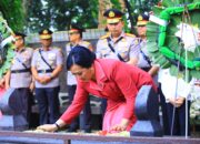 Peringati Hari Bhayangkara ke-79, Kapolri Ziarah ke Makam Jenderal Hoegeng: Teladani Integritas dan Pengabdian
