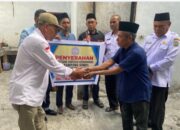 Ketua Forum Reje Aceh Tengah berserta Wakil Ketua,Serahkan Bantuan Kebakaran.