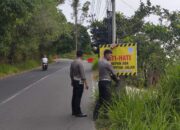 Cegah Kecelakaan, Satlantas Polres Bener Meriah Pasang Rambu Lalu Lintas di Lokasi Longsor Jalan Bireuen-Takengon