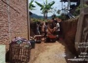 Wujud Kepedulian, Babinsa Koramil 10/Celala Bantu Warga Gali Pondasi Rumah