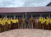Danramil 04/Bintang Wakili Komandan Kodim 0106/Aceh Tengah pada Upacara Pengibaran Bendera di SD Negeri 3 Bintang