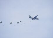 Langit Jombang Dikuasai TNI, Prajurit Yonif 503 Kostrad Unjuk Kemampuan Terjun Statik