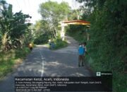 Babinsa Koramil 09/Ketol Gelar Gotong Royong Penyemprotan Rumput di Badan Jalan Desa Gelumpang Payung