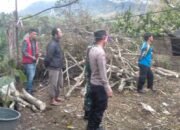 Personel Polsek Bebesen Hadir dan Sigap Bantu Bersihkan Material Pohon Tumbang Akibat Angin Kencang