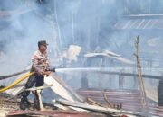 Personel Polsek Ranto Peureulak Sigap Padamkan Api yang Hanguskan Tiga Rumah di Desa Seumanah Jaya