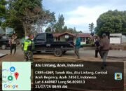 Babinsa Koramil 07/Atu Lintang Bantu Warga Bongkar Tratak di Desa Tanoh Abu