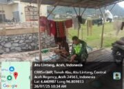 Babinsa Koramil 07/Atu Lintang Bantu Warga dalam Karya Bakti Pembangunan Rumah