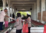 Polwan Polres Pidie Jaya Bagikan 50 Paket Makanan Gratis dalam Program ‘Jumat Berkah’ di Meureudu