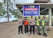Polsek Simpang Tiga Tempelkan Spanduk Himbauan di Kawasan Pantai, Untuk Keselamatan Wisatawan
