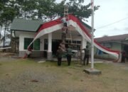 Babinsa Bersama Warga Pasang Umbul-Umbul di Koramil 07/Atu Lintang Sambut HUT RI ke-80