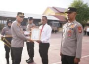 Kapolres Pidie Serahkan Penghargaan Kepada Personel Berprestasi, Satu Personel Raih Tiket Umrah