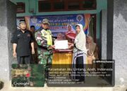 Babinsa Koramil 07/Atu Lintang Dampingi Pembagian BLT di Desa Binaan