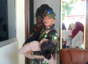 Puluhan Peserta Karnaval HUT RI ke-80 di Lhokseumawe Tumbang, Anggota Koramil 16 Banda Sakti Lakukan Evakuasi