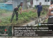 Babinsa Koramil 09/Ketol Ajak Warga Gotong Royong Bersihkan Meunasah di Desa Buge Ara