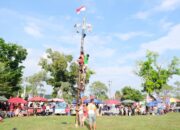 Bertabur Hadiah, Bupati H M Toha Tohet SH Saksikan Secara Langsung Lomba Panjat Pinang