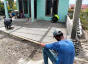 Babinsa Koramil 09/Ketol Bantu Warga Membangun Garasi Rumah