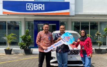 BRI Kanca Pondok Gede Serahkan Hadiah Grandprize Panen Hadiah Simpedes kepada Pemenang Undian PHS Periode 2 Tahun 2024
