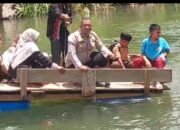 Polri Hadir untuk Masyarakat, Polsubsektor Rusip Antara Bantu Anak Sekolah dan Warga Menyeberang Sungai dengan Rakit